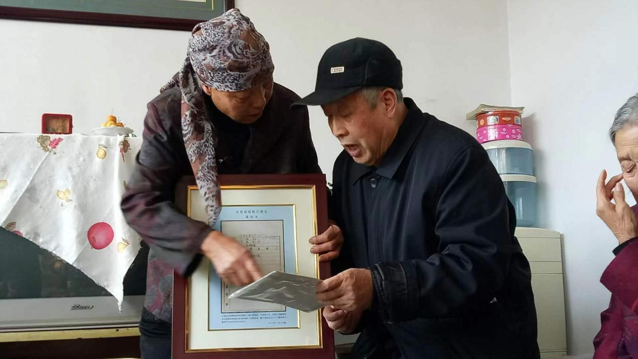 2017年，河北蔚縣，王艾甫將烈士王玉山的陣亡通知書交到烈屬手中。