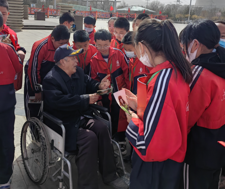 83歲的王艾甫給孩子們講述革命故事。