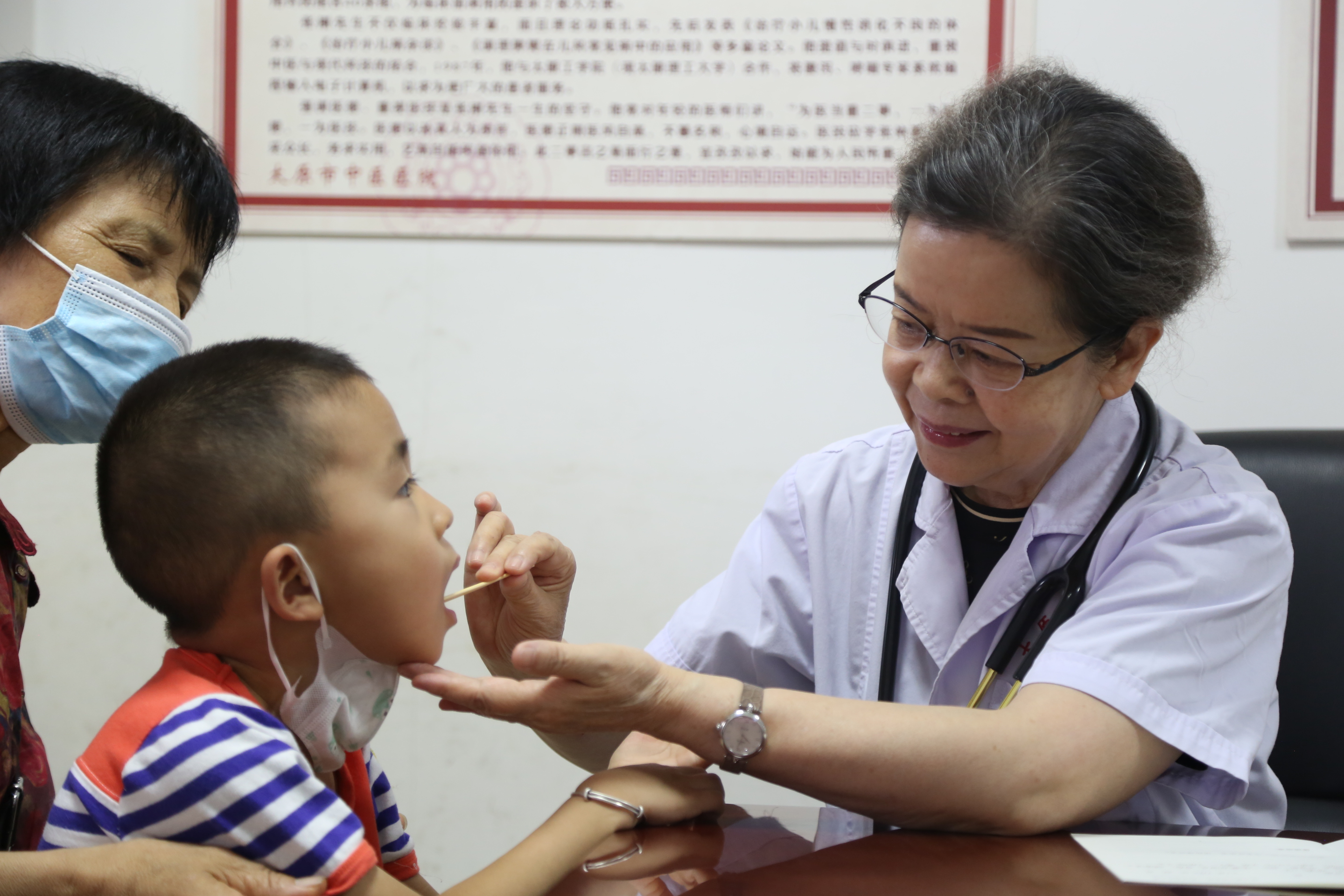 李玉蘭為患兒診治。圖片由太原市衛(wèi)健委提供