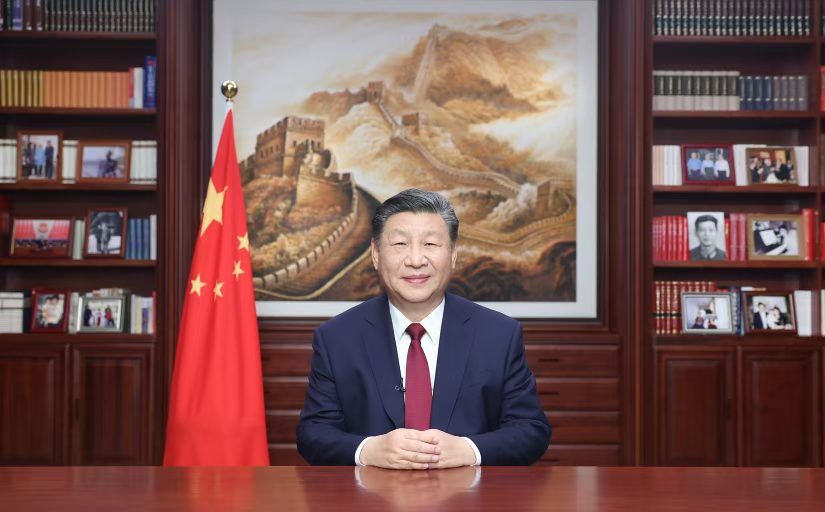 2023年12月31日，新年前夕，國(guó)家主席習(xí)近平通過(guò)中央廣播電視總臺(tái)和互聯(lián)網(wǎng)，發(fā)表二〇二四年新年賀詞。圖片來(lái)源：新華社